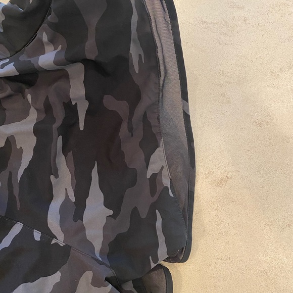 Athleta 4” mesh racer run short - Picture 6 of 6